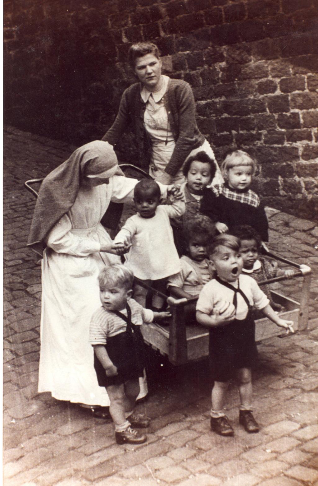 StPaulusheim vor 59/ Kinder mit Schwester